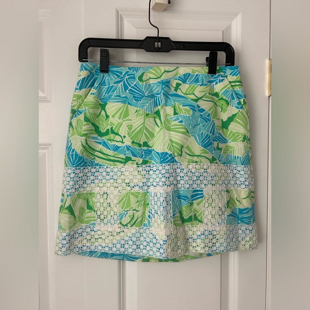 Lilly Pulitzer blue/green pattern skirt with lace detail - size 2